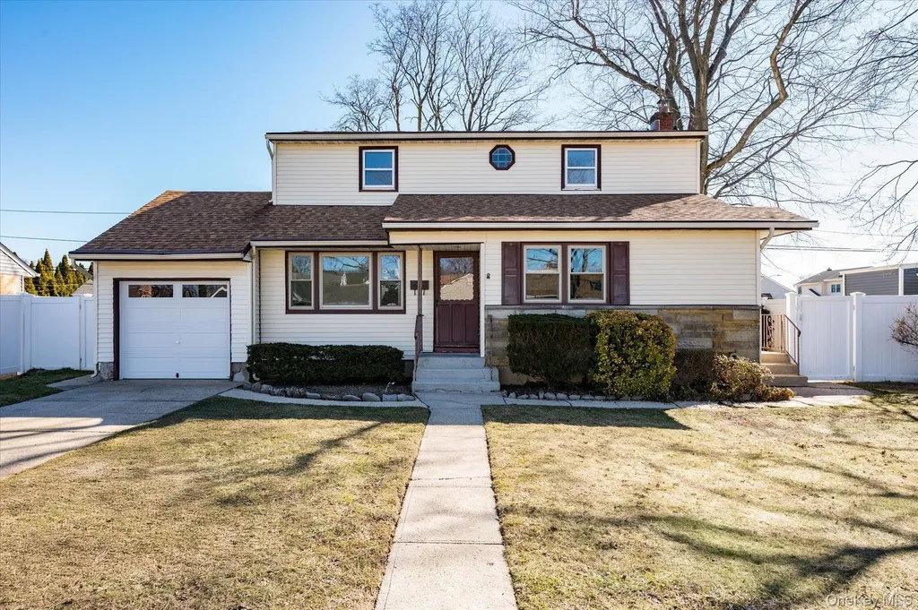 16 Seneca Drive Massapequa NY 11758