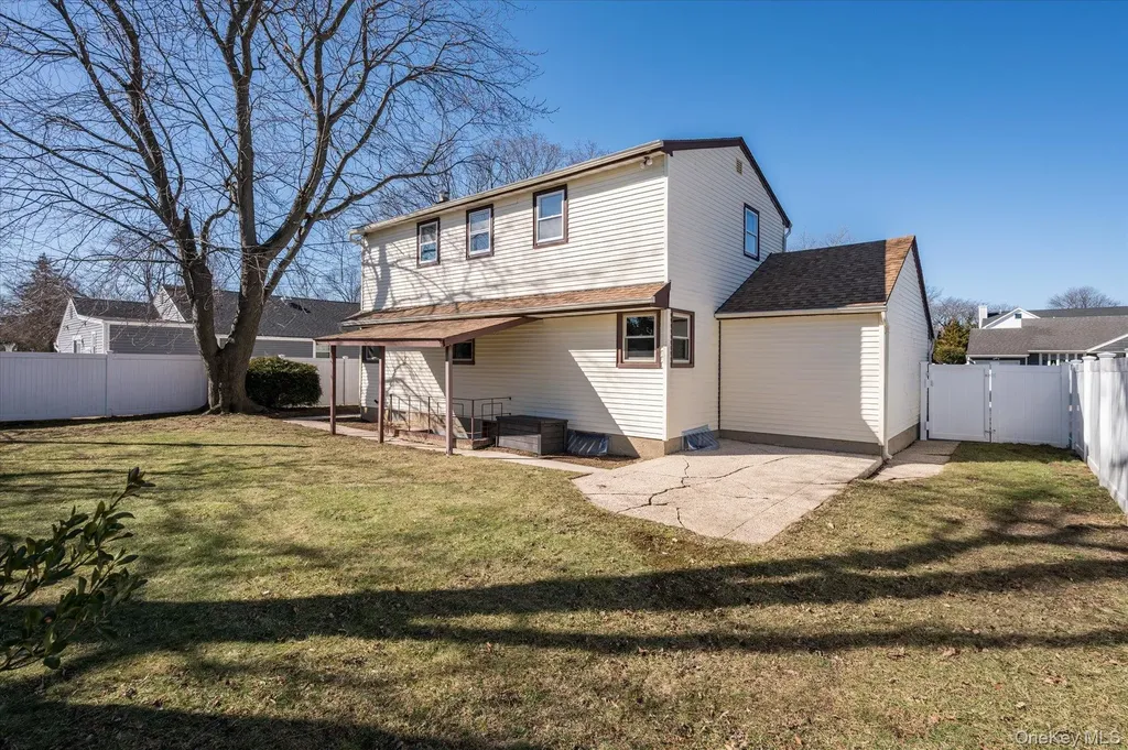 16 Seneca Drive Massapequa NY 11758