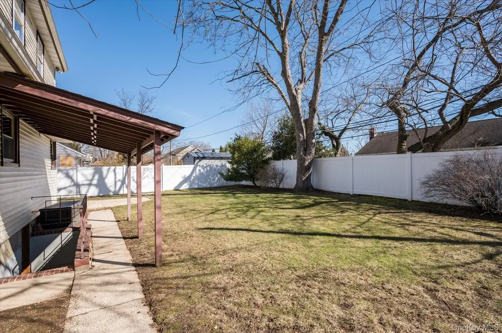 16 Seneca Drive Massapequa NY 11758