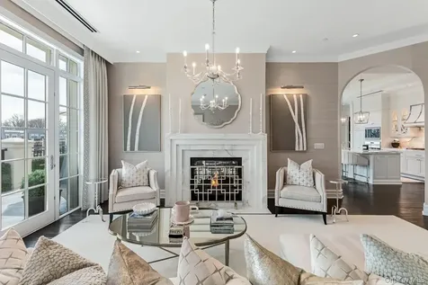 6000 Royal Court North Hills NY 11040