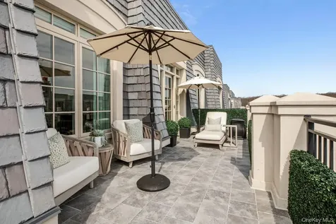 6000 Royal Court North Hills NY 11040