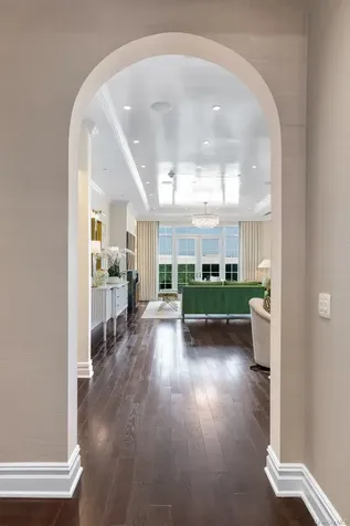 6000 Royal Court North Hills NY 11040