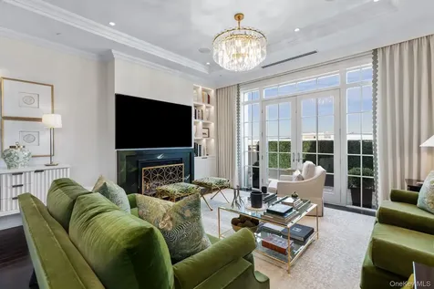 6000 Royal Court North Hills NY 11040