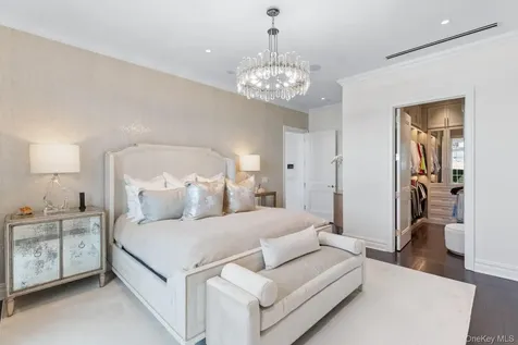 6000 Royal Court North Hills NY 11040