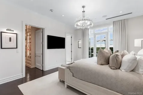6000 Royal Court North Hills NY 11040