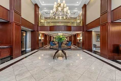 6000 Royal Court North Hills NY 11040