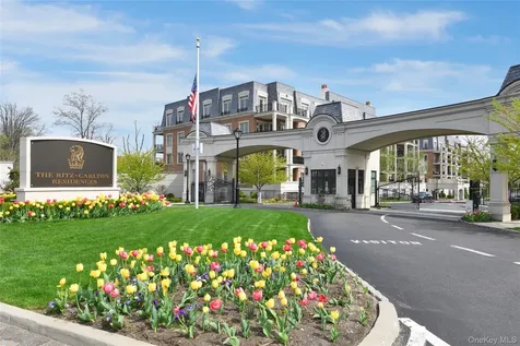6000 Royal Court North Hills NY 11040