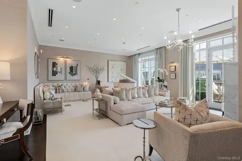 6000 Royal Court North Hills NY 11040