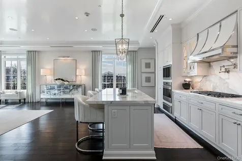 6000 Royal Court North Hills NY 11040