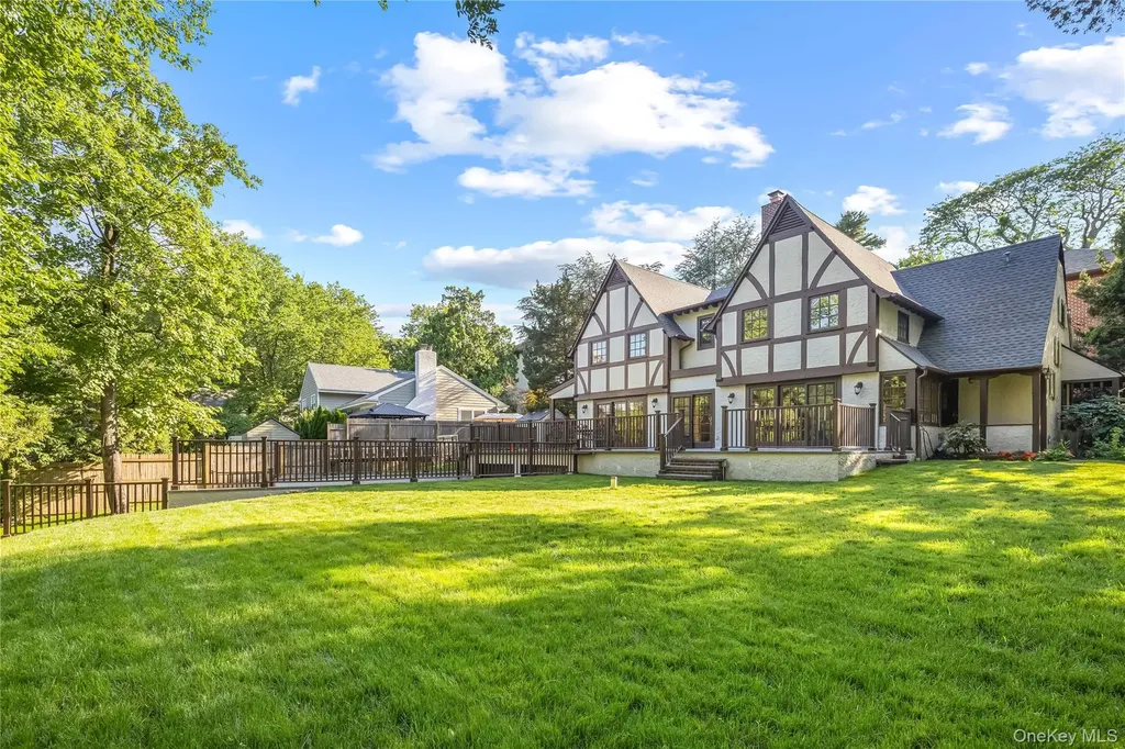 378 Beverly Road Douglaston NY 11363