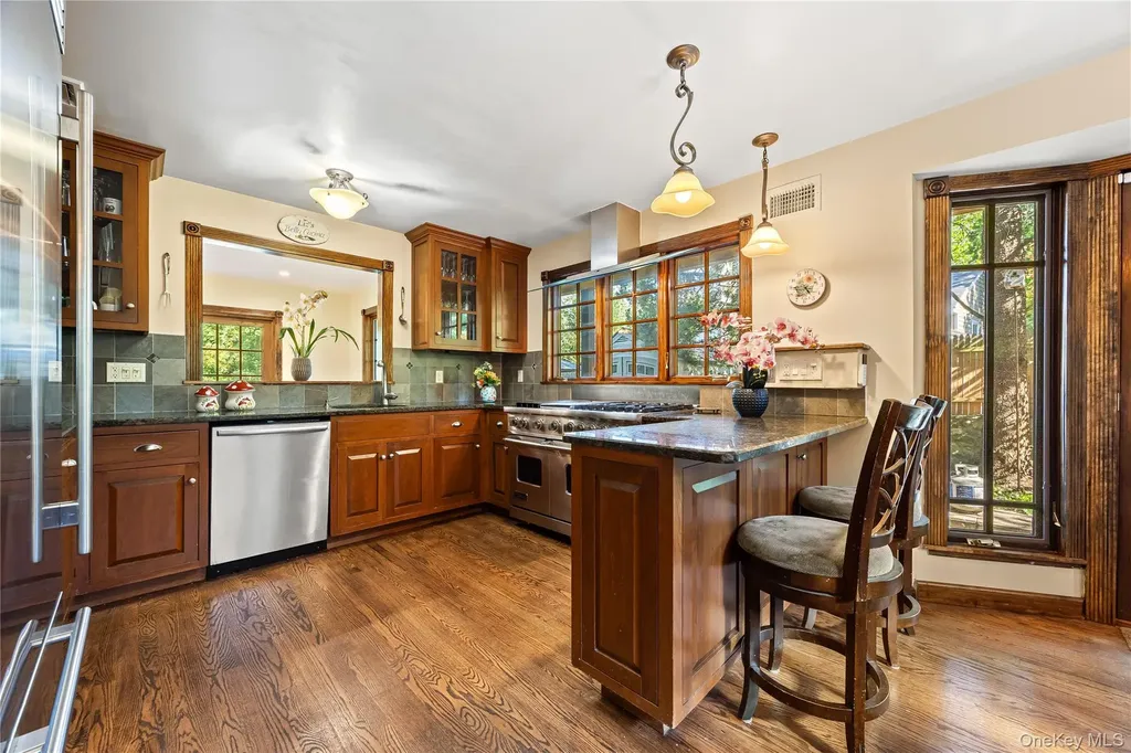 378 Beverly Road Douglaston NY 11363
