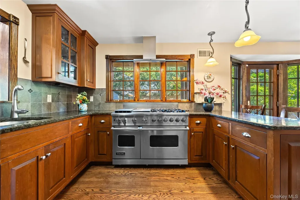 378 Beverly Road Douglaston NY 11363