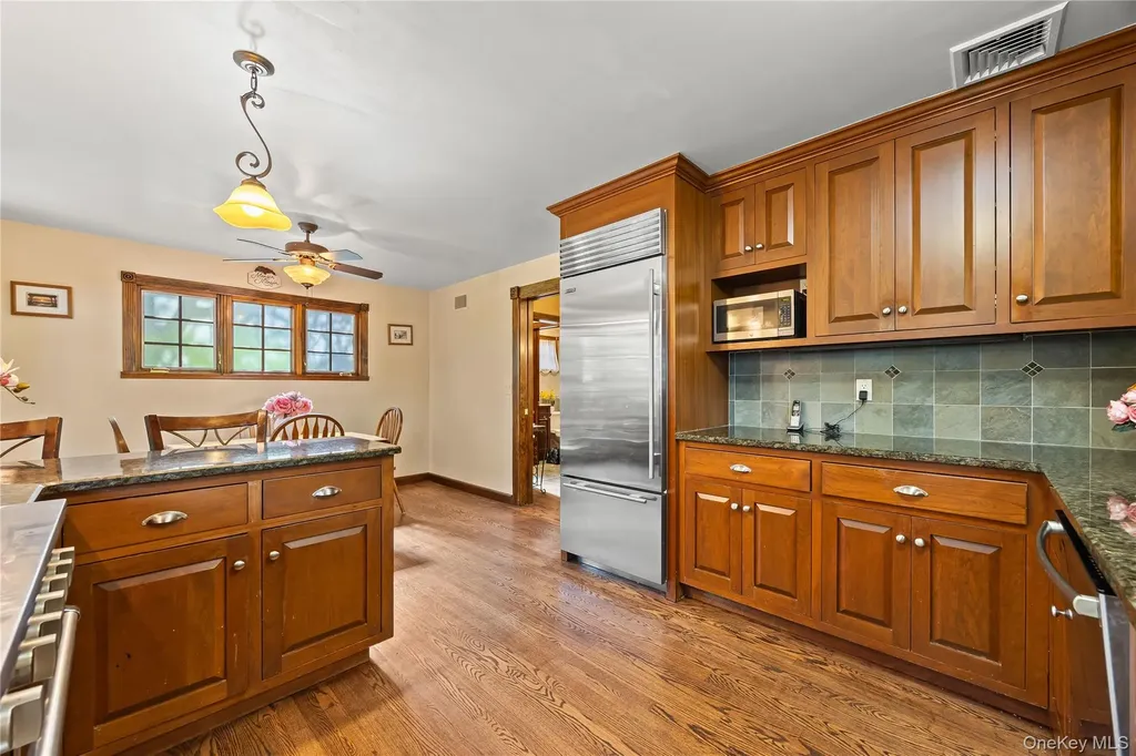 378 Beverly Road Douglaston NY 11363