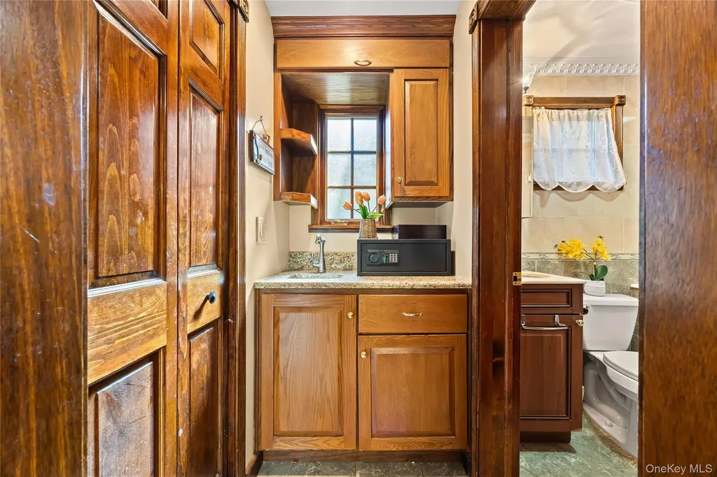 378 Beverly Road Douglaston NY 11363