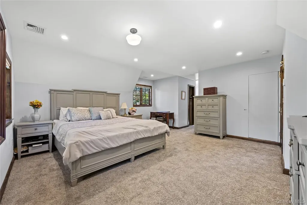 378 Beverly Road Douglaston NY 11363