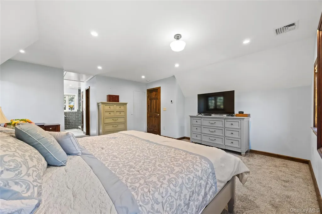 378 Beverly Road Douglaston NY 11363