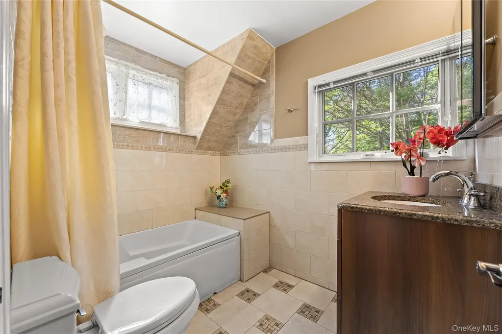 378 Beverly Road Douglaston NY 11363