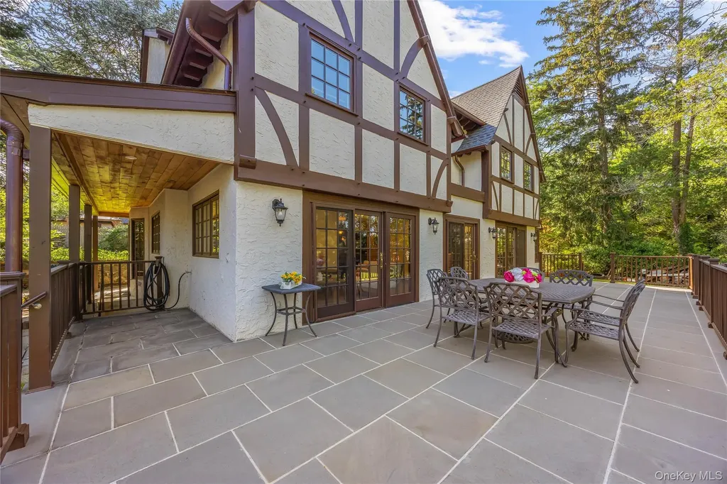 378 Beverly Road Douglaston NY 11363