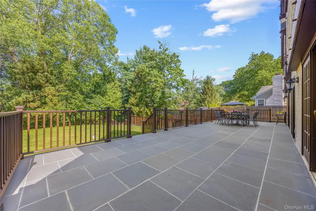 378 Beverly Road Douglaston NY 11363