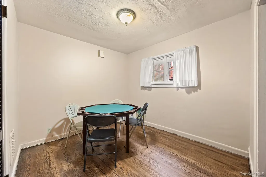 378 Beverly Road Douglaston NY 11363