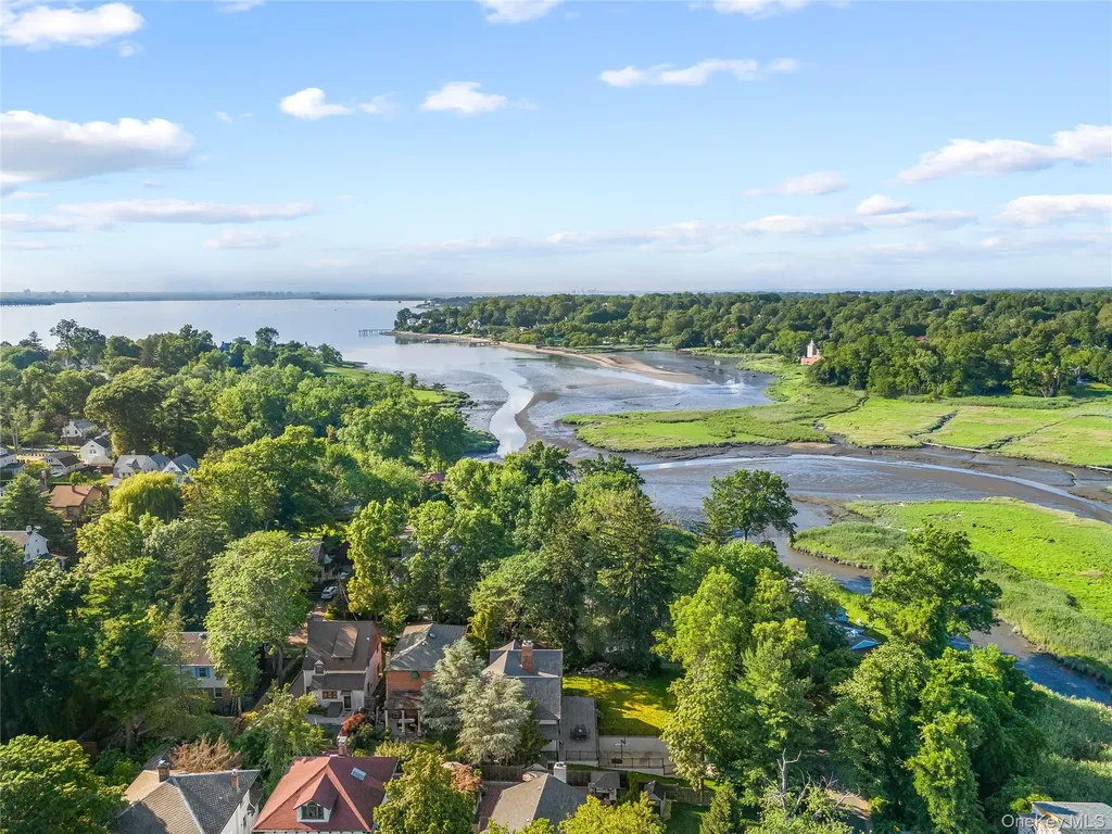 378 Beverly Road Douglaston NY 11363