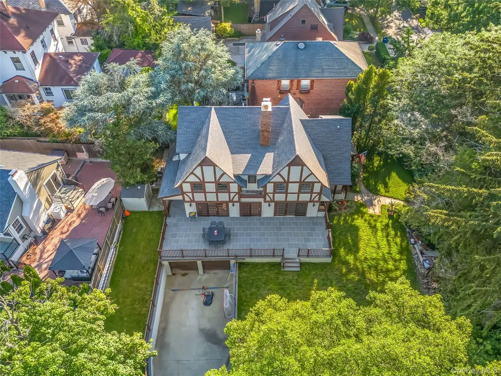 378 Beverly Road Douglaston NY 11363
