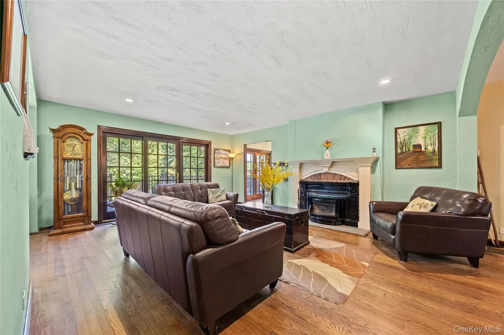 378 Beverly Road Douglaston NY 11363