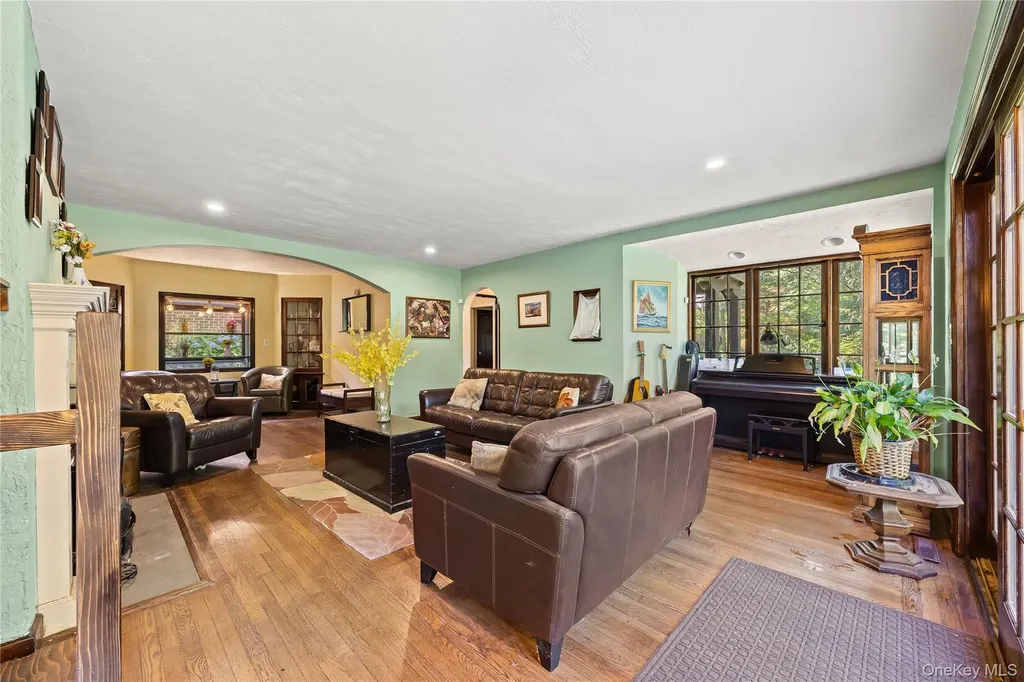 378 Beverly Road Douglaston NY 11363