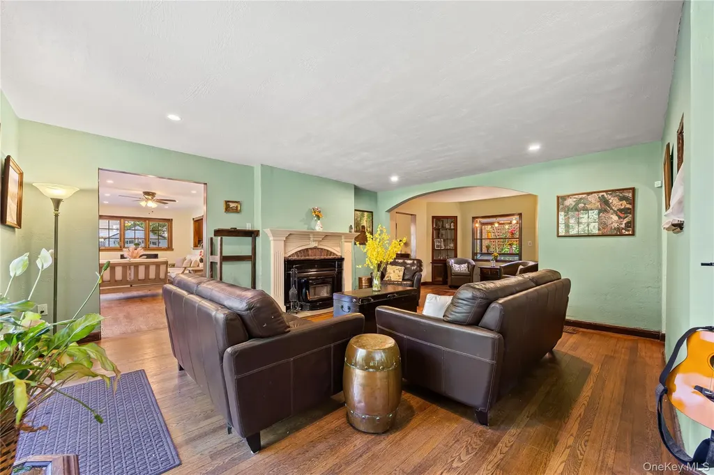378 Beverly Road Douglaston NY 11363