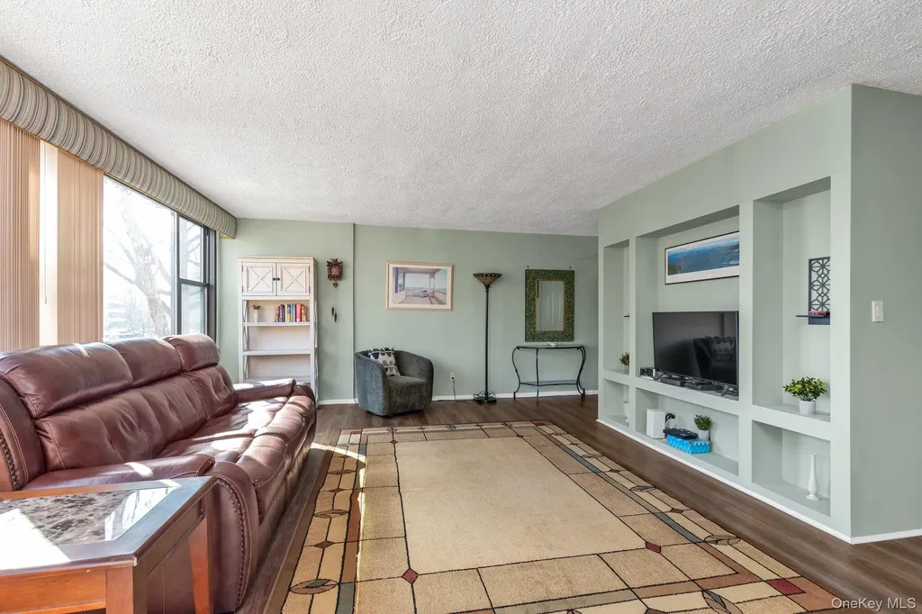 7-25 166 Beechhurst NY 11357
