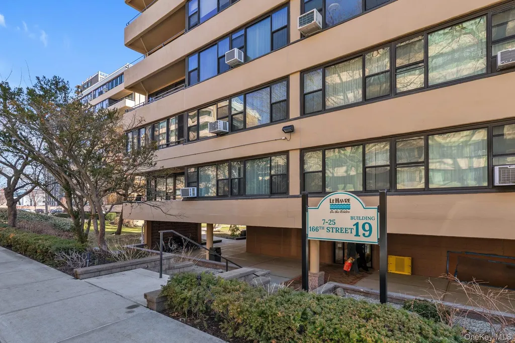 7-25 166 Beechhurst NY 11357