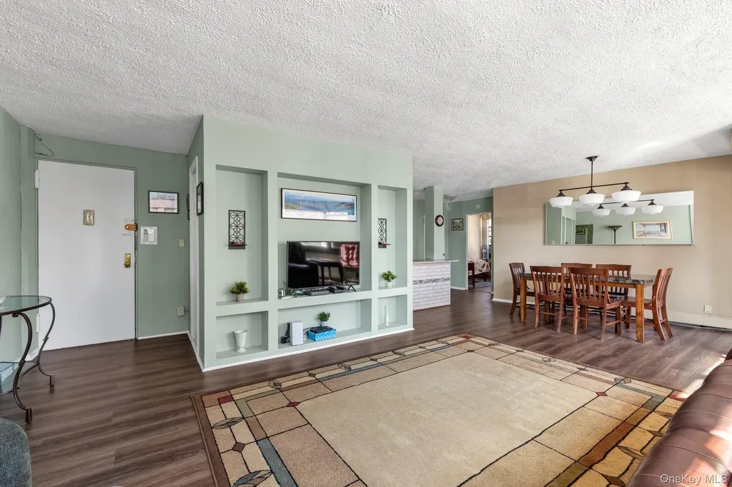 7-25 166 Beechhurst NY 11357