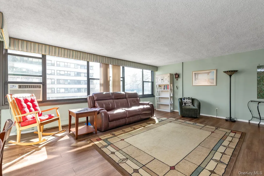 7-25 166 Beechhurst NY 11357