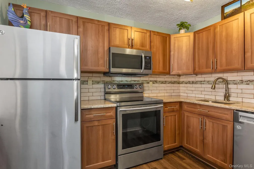 7-25 166 Beechhurst NY 11357