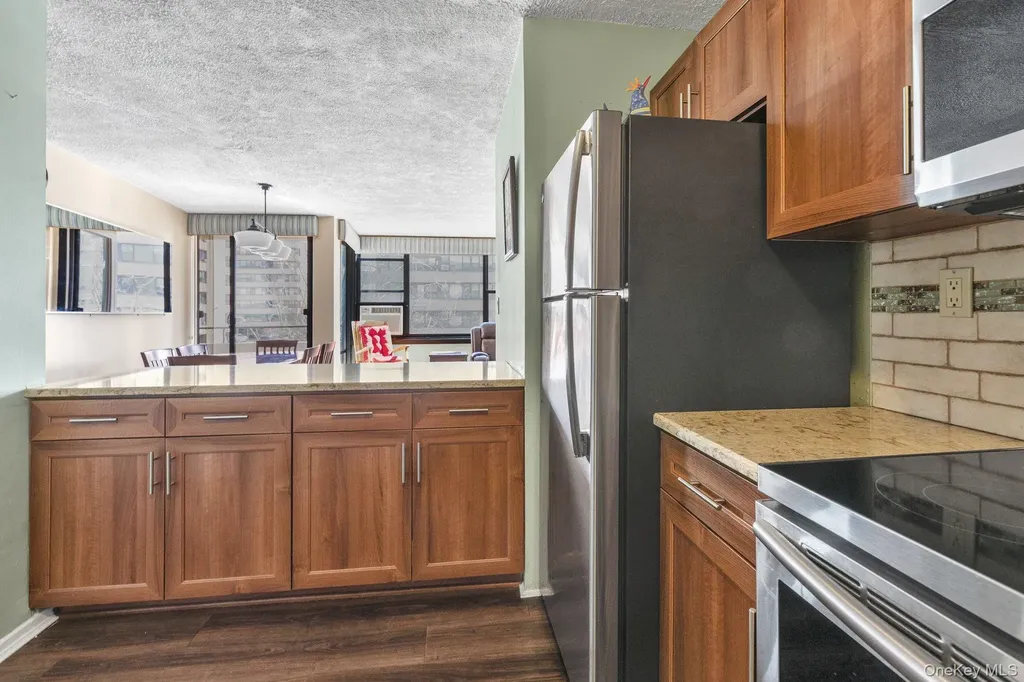 7-25 166 Beechhurst NY 11357