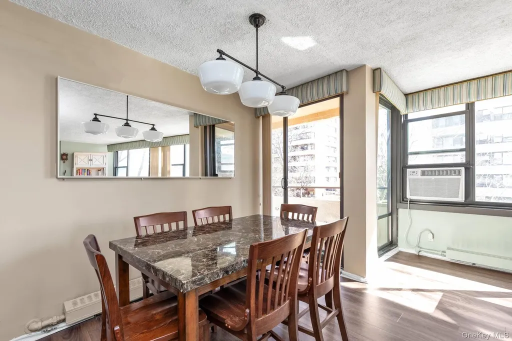 7-25 166 Beechhurst NY 11357