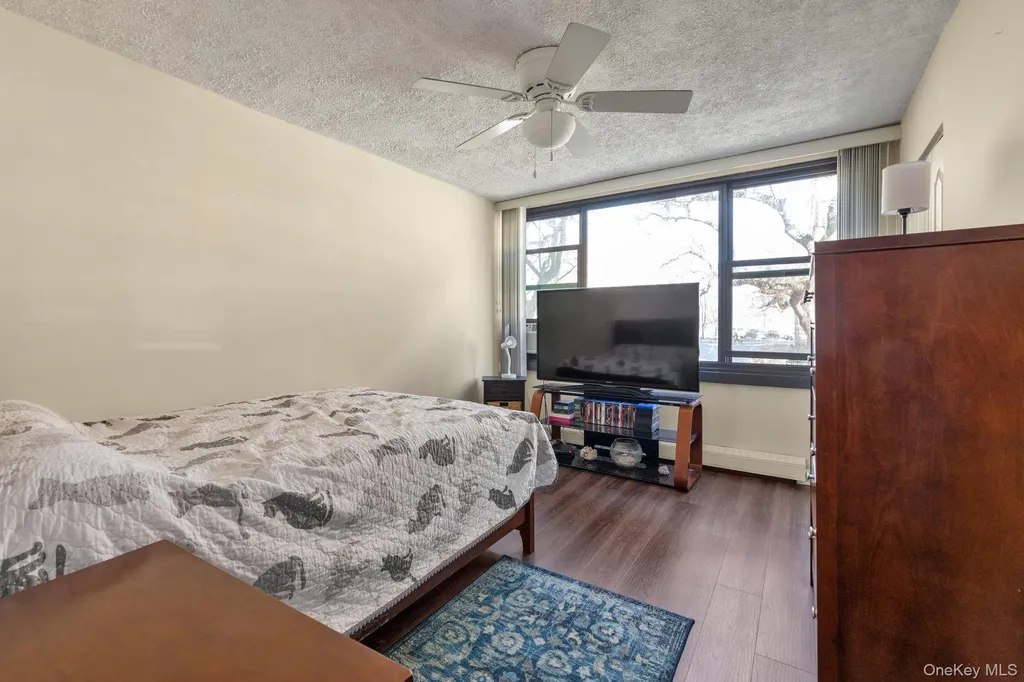 7-25 166 Beechhurst NY 11357