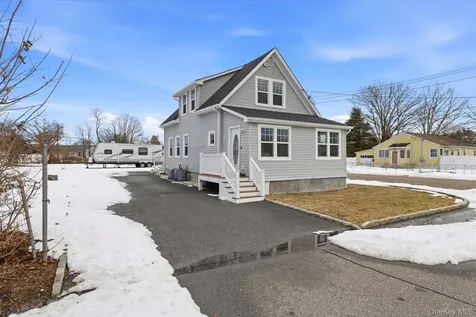 35 Weston Avenue Deer Park NY 11729