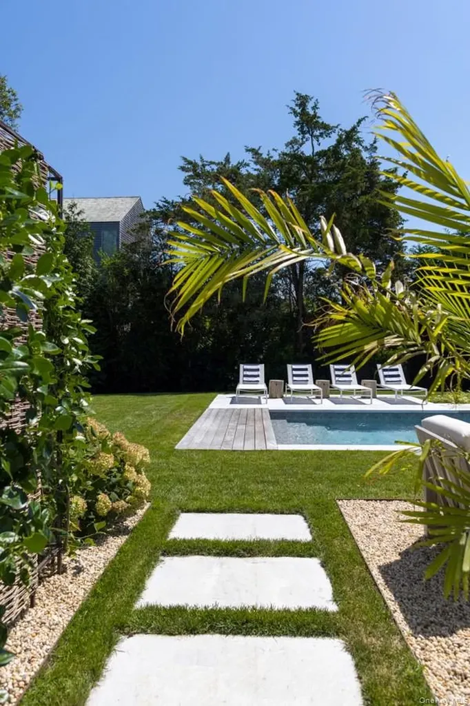 48 Middle Pond Road Southampton NY 11968