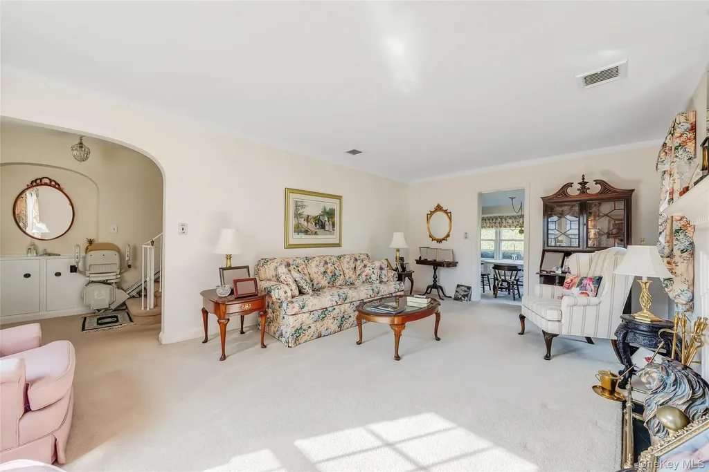 15 Seeley Court Malverne NY 11565