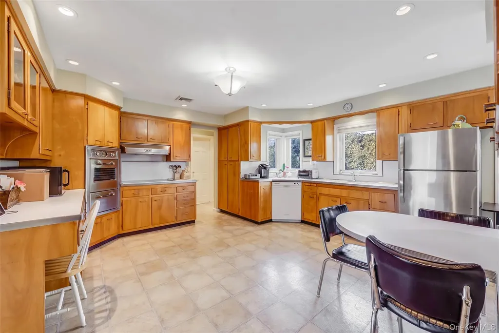 15 Seeley Court Malverne NY 11565