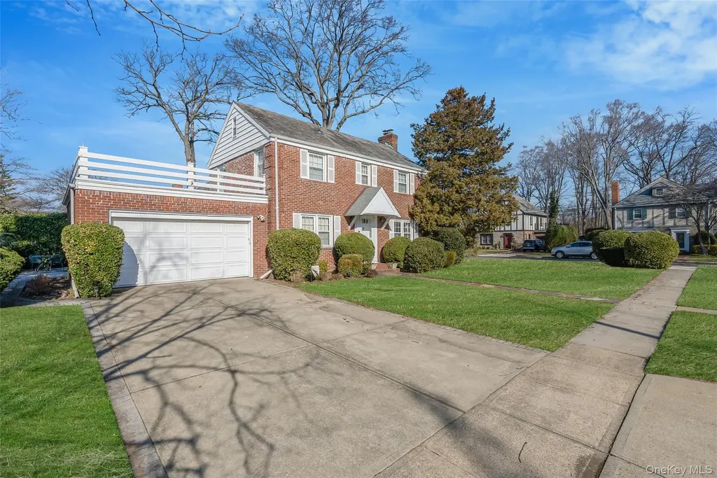 15 Seeley Court Malverne NY 11565