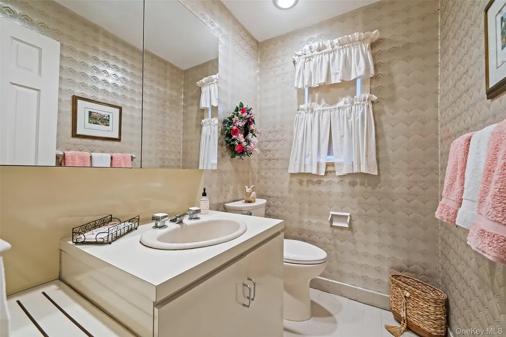 15 Seeley Court Malverne NY 11565