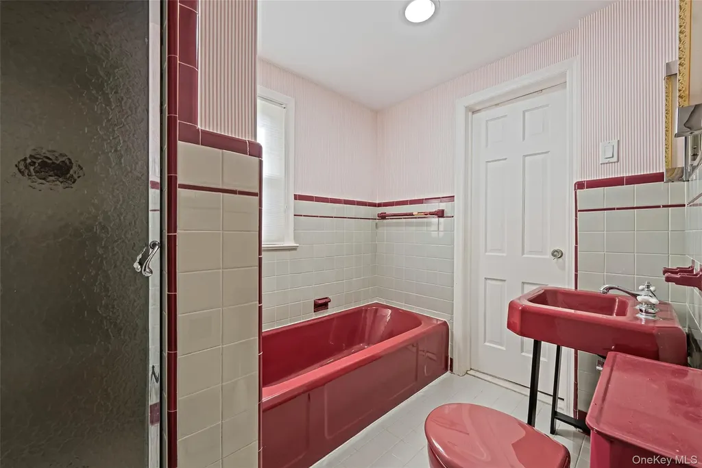 15 Seeley Court Malverne NY 11565