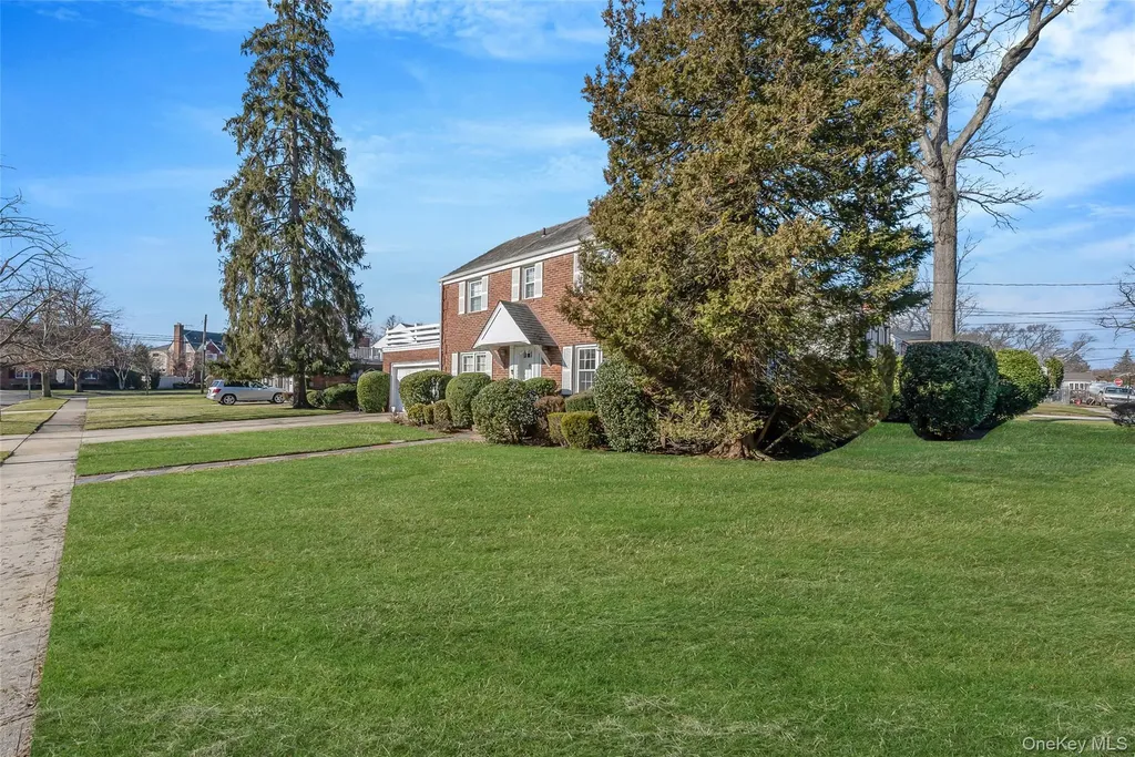 15 Seeley Court Malverne NY 11565