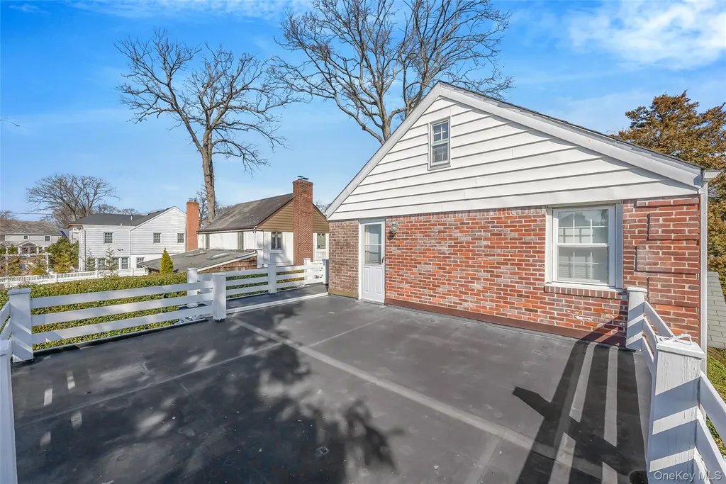 15 Seeley Court Malverne NY 11565