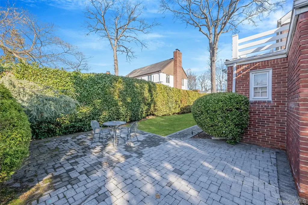 15 Seeley Court Malverne NY 11565