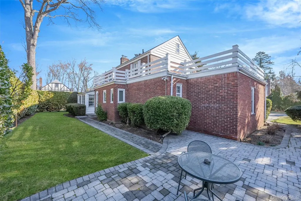 15 Seeley Court Malverne NY 11565