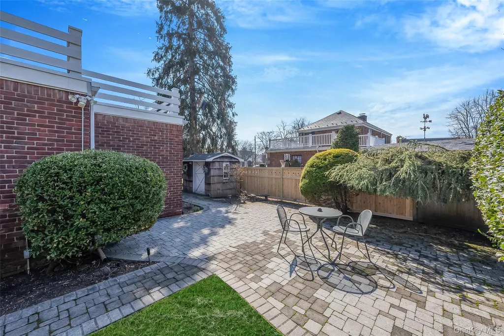 15 Seeley Court Malverne NY 11565