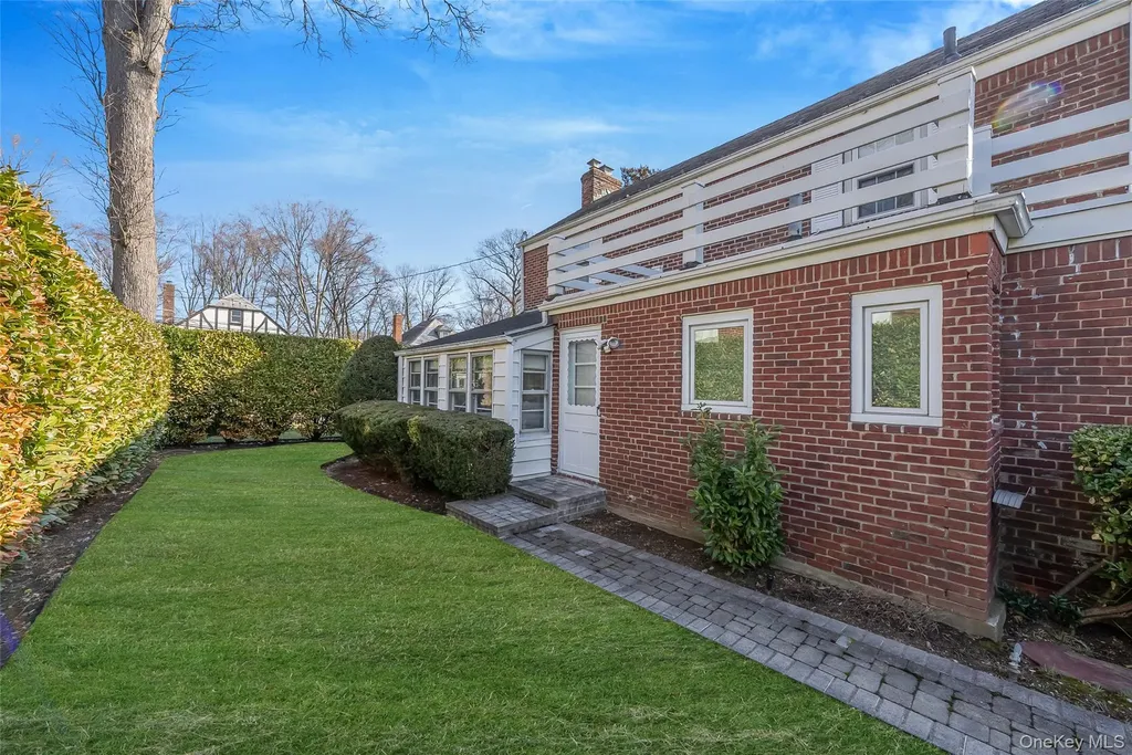 15 Seeley Court Malverne NY 11565